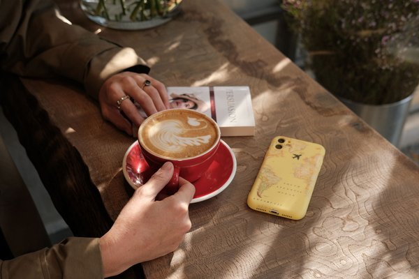 Carnet ouvert avec destinations notées par profil